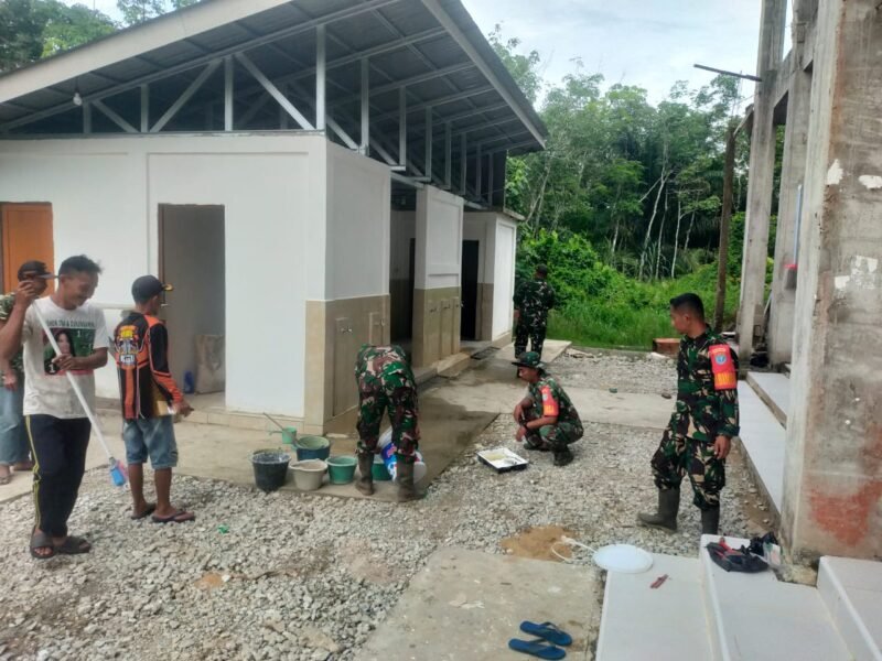 Dalam Rangka HUT Ke 80 TNI Danramil 1208-02/Sejangkung Pimpin Bakti Teritorial Prima Pengecetan Masjid Al-Jihad