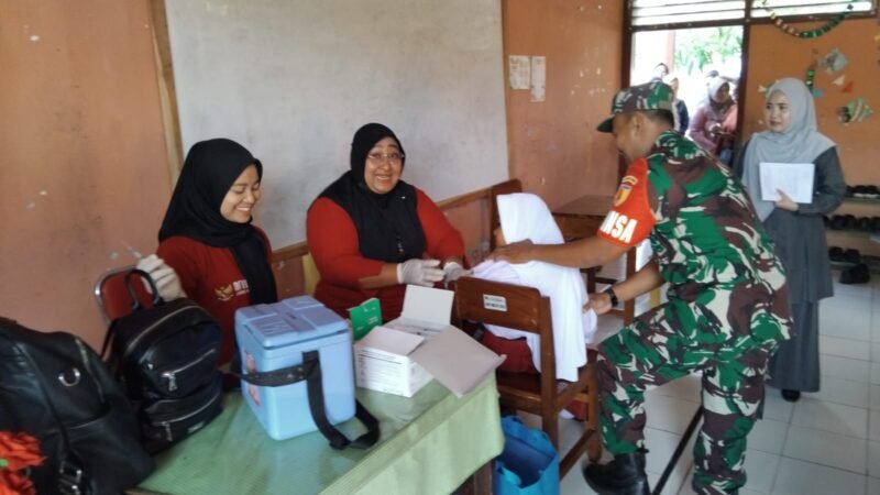 Babinsa Koramil 0808/10 Kademangan Dampingi Vaksinasi Difteri Dan Tetanus Di SDN 1 Suruhwadang
