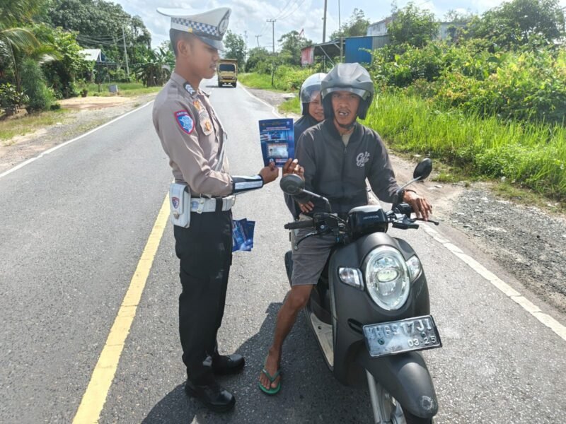 Pembagian Brosur Kamseltibcarlantas kepada Pengguna Jalan