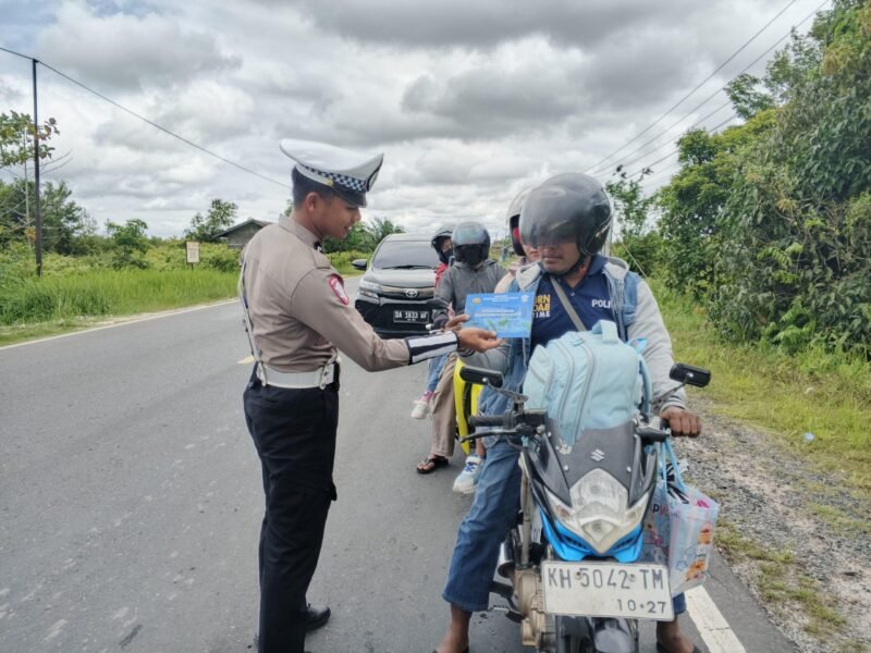 Satlantas Polres Pulang Pisau Bagikan Brosur Kamseltibcarlantas kepada Pengendara
