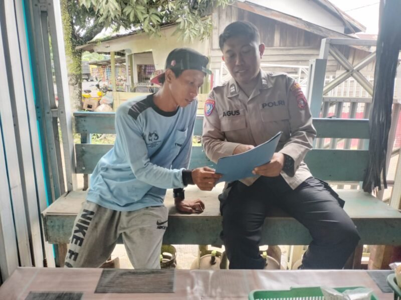 Cegah Karhutla, Personil Sat Binmas Polres Pulang Pisau memberikan himbauan dilarang membakar hutan dan lahan secara sembarangan kepada masyarakat