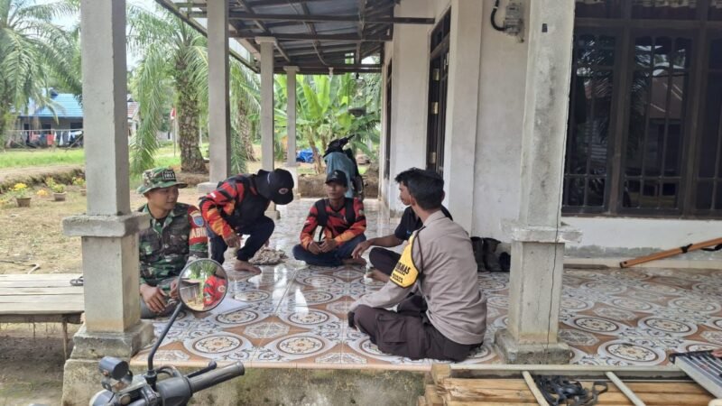 Sambangi Warga Dengan Humanis, personel Polsek Sebangau Kuala Sampaikan Pesan Kamtibmas kepada Warganya