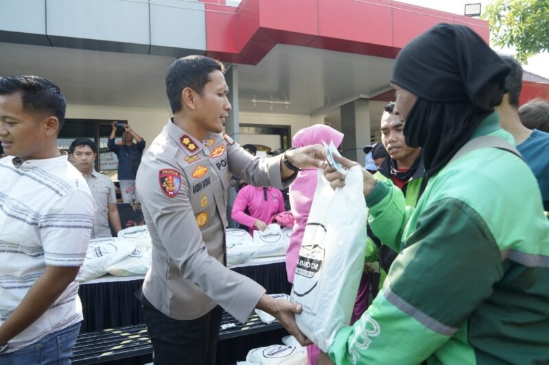 Gelar Baksos, Apresiasi Tukang Becak dan Ojol Solid Jaga Kambtimas