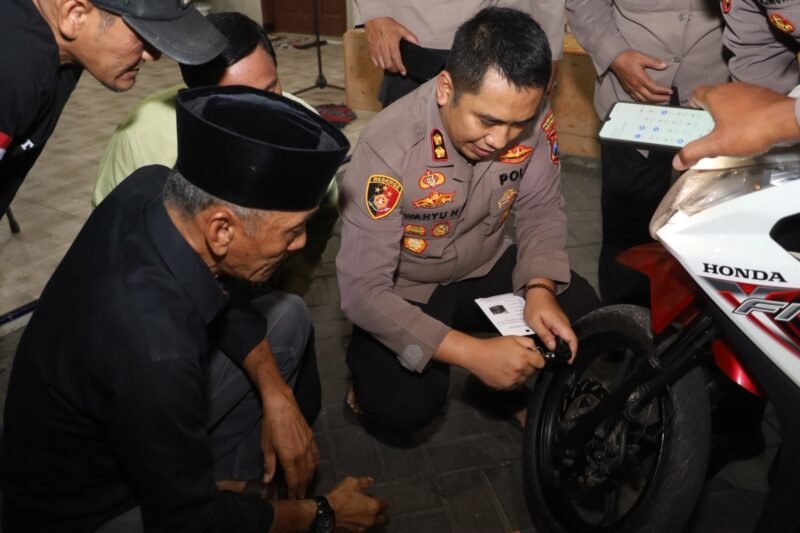 Kapolres Pelabuhan Tanjung Perak Bagikan Kunci Ganda, ke Warga Morokrembangan