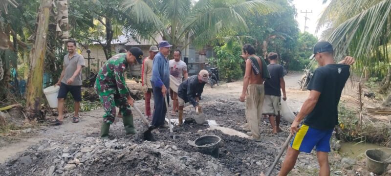 Bantu Kesulitan Warga Anggota Koramil 04/Jawai Ajak Warga Gotong Royong Perbaiki Jalan Rusak