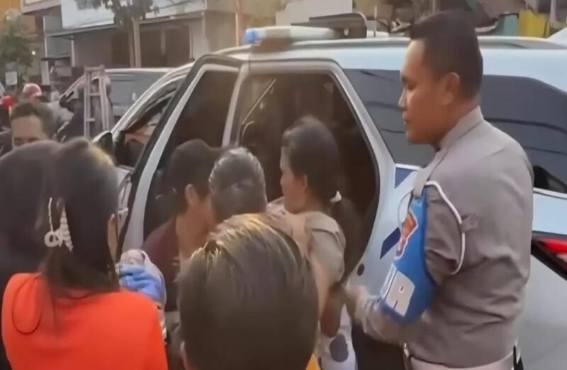 HUMANIS, Polantas Pengawal Gubernur Jatim Tolong Ibu Akan Melahirkan di Jalan