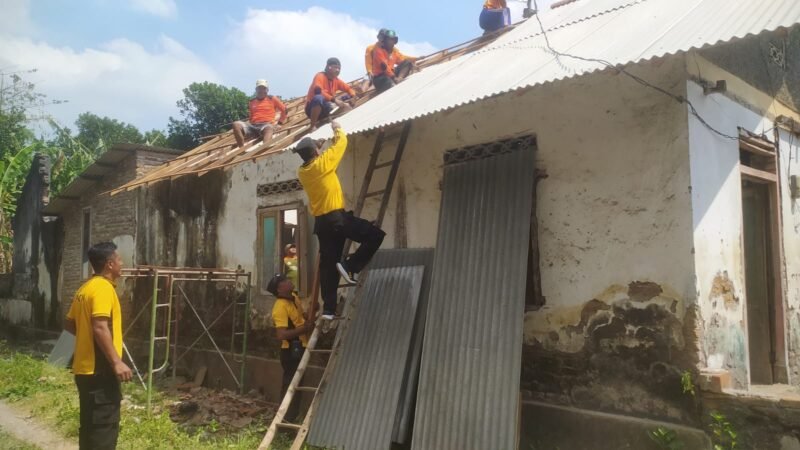 Polsek Ngronggot dan Warga Gotong Royong Bedah Rumah Warga, Banjarsari