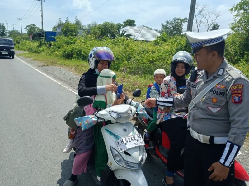 Pembagian Brosur Kamseltibcarlantas kepada Pengguna Jalan