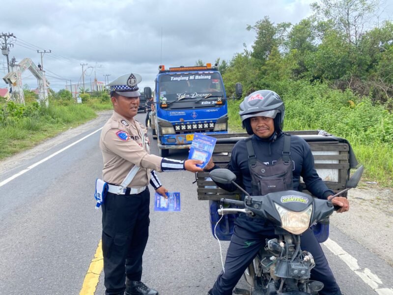 Pembagian Brosur Kamseltibcarlantas kepada Pengguna Jalan