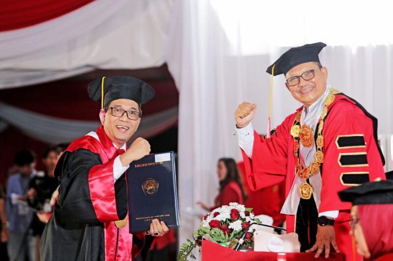 Yafeti bersama Rektor Unair, Foto, redaksi/bib