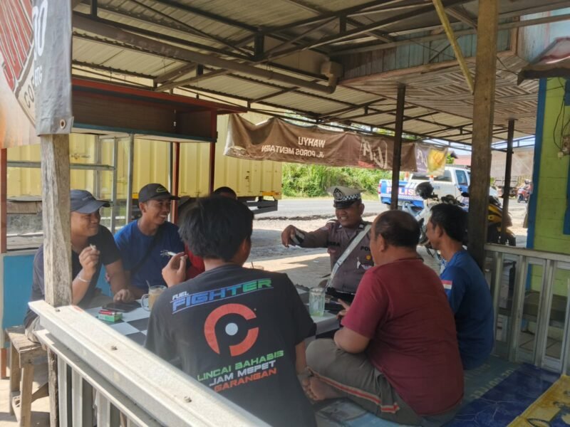 Satlantas Polres Pulang Pisau Ajak Pengemudi Sosialisasi Tertib Lalu Lintas Sambil Ngopi