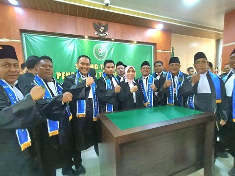MELANTIK DAN MENGAWAL PROSES PENGAMBILAN SUMPAH ADVOKAT, Foto, Rendra/redaksi