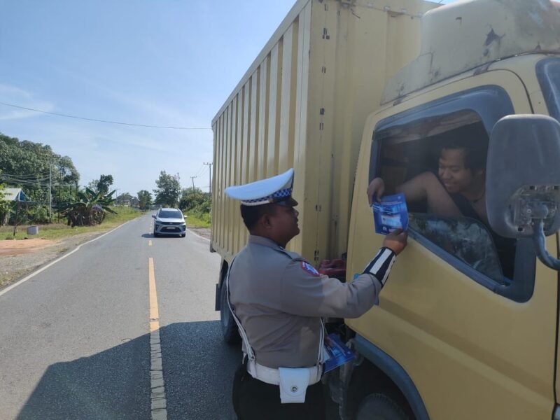 Satlantas Polres Pulang Pisau Bagikan Brosur Kamseltibcarlantas kepada Pengendara