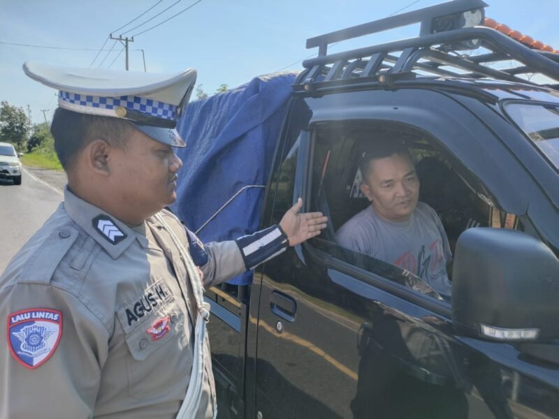 Satlantas Pulang Pisau Berikan Teguran Simpatik Kepada Pengemudi R4
