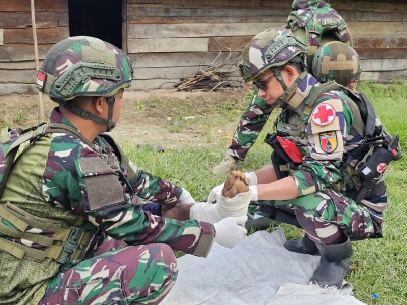 Kemanusiaan di Atas Segalanya, Satgas Yonif 521/DY Tim Kesehatan Pos Kotis Walesi Datangi Rumah Warga dengan Luka Bakar untuk Berikan Pengobatan