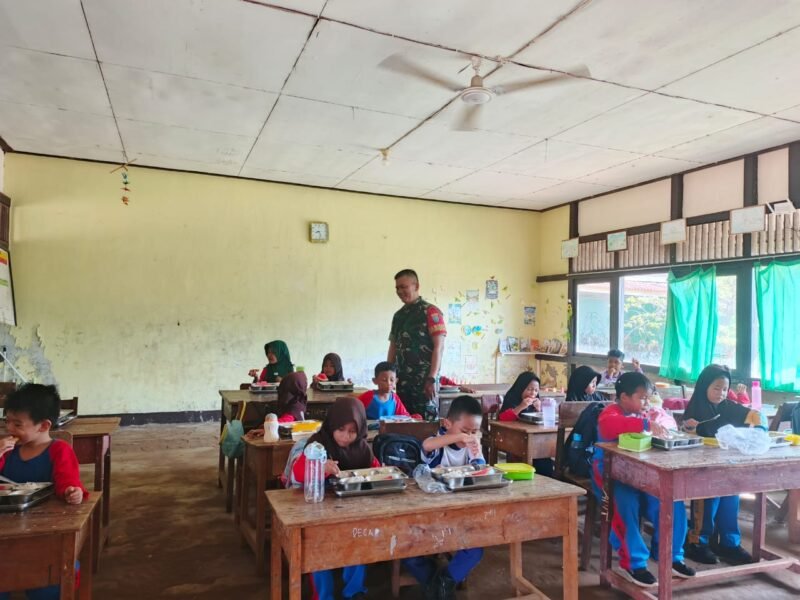 Babinsa Parit Kongsi Dampingi Pendistribusian MBG Yayasan Mandiri Pangan Berdikari