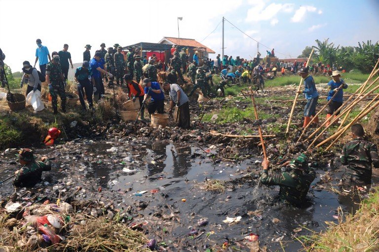 YONIF 407/PK TURUT SUKSESKAN KARYA BAKTI PEMBERSIHAN SUNGAI
