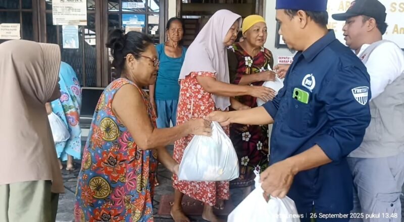 Peduli Sesama, Laskar Tretan Perjuangan Bagikan Sembako di PAC Tegalsari