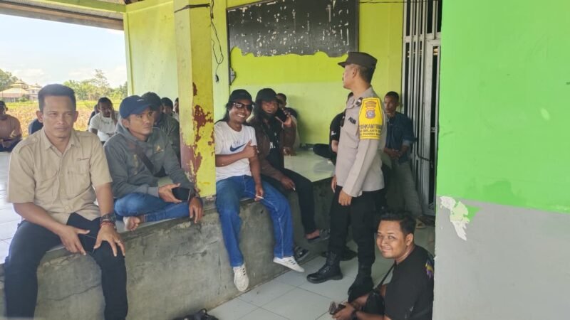 Personel Polsek Pandih Batu Sosialisasikan Himbauan Kamtibmas Polsek Pandih Batu