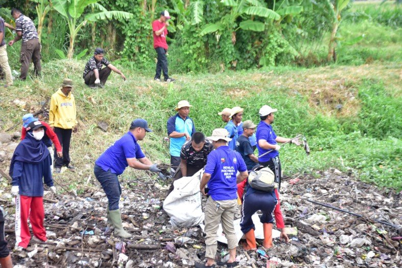Bersih-bersih Sungai dari Sampah Peringati World Cleanup Day 2025