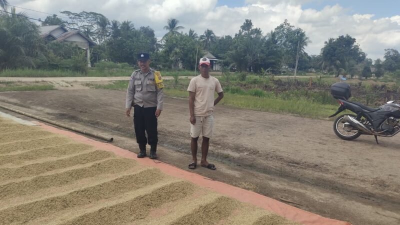 CEGAH GANGGUAN KAMTIBMAS DAN JALIN SILATURAHMI, BHABINKAMTIBMAS SAMBANGI WARGA DESA BINAAN
