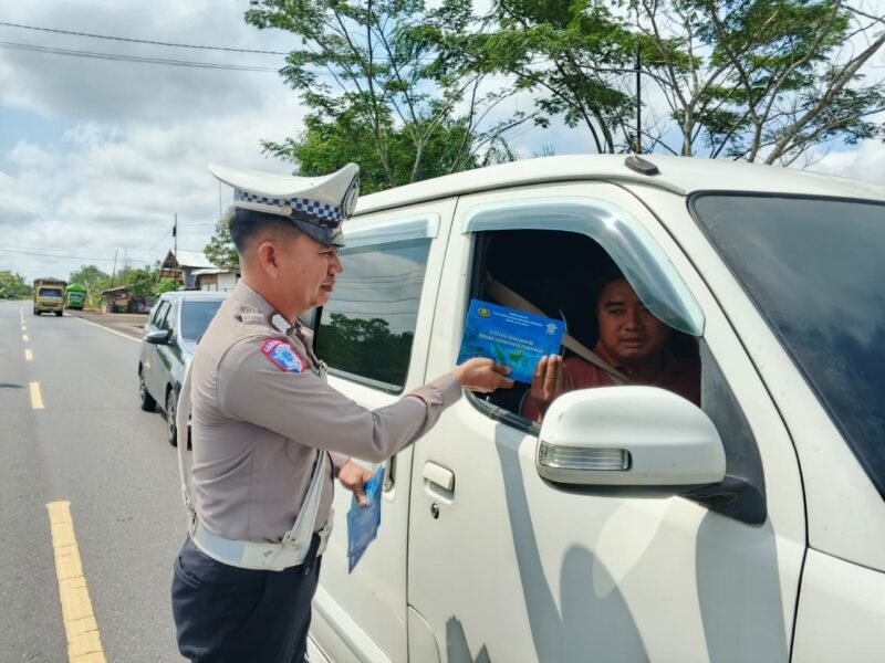 Pembagian Brosur Kamseltibcarlantas kepada Pengguna Jalan