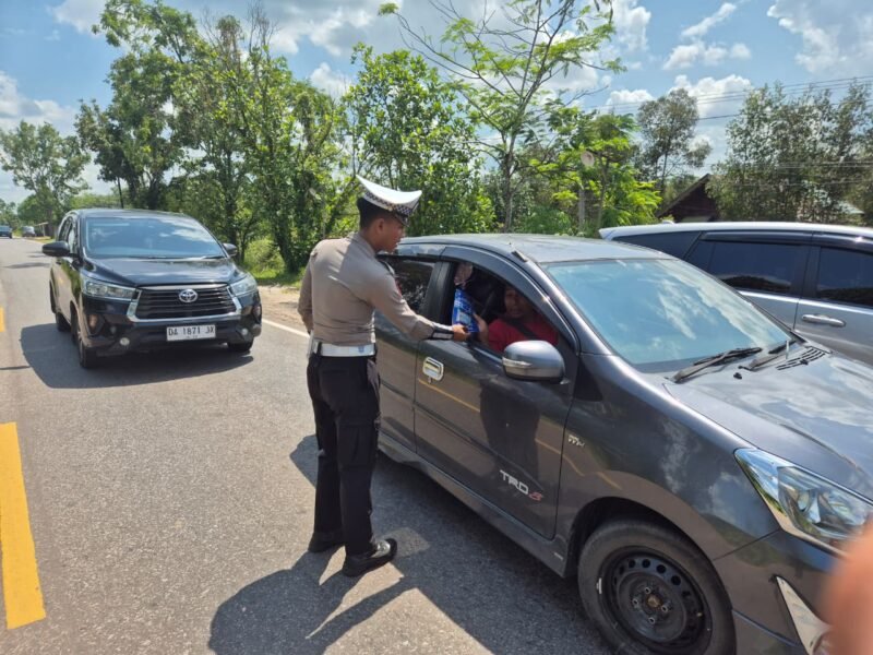 Satlantas Polres Pulang Pisau Bagikan Brosur Kamseltibcarlantas kepada Pengendara