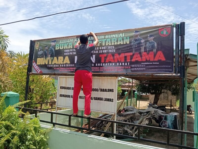 Pasang Spanduk Sosialisasi Rekrutmen TNI AD