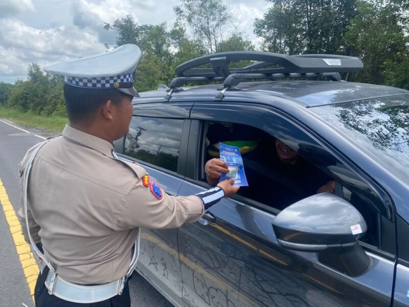 Satlantas Polres Pulang Pisau Bagikan Brosur Kamseltibcarlantas kepada Pengendara