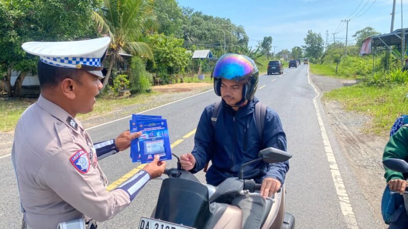 Satlantas Polres Pulang Pisau Bagikan Brosur Kamseltibcarlantas kepada Pengendara