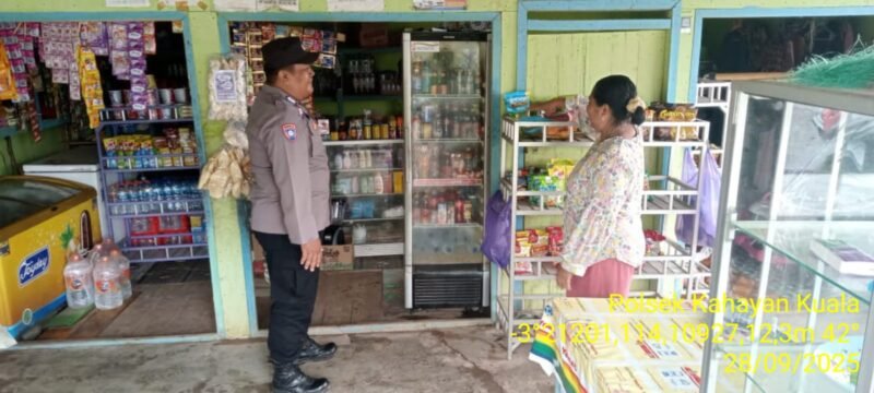 Personel Polsek Kahayan Kuala menyampaikan pesan Kamtibmas, dan Himbauan kamtibmas