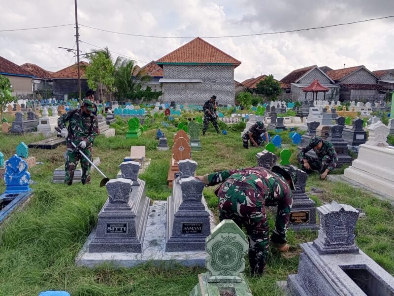 HUT TNI ke-80, Koramil Kalianget Bersama GIP dan Warga Desa karang anyar Gelar Karya Bhakti di TPU Panggung