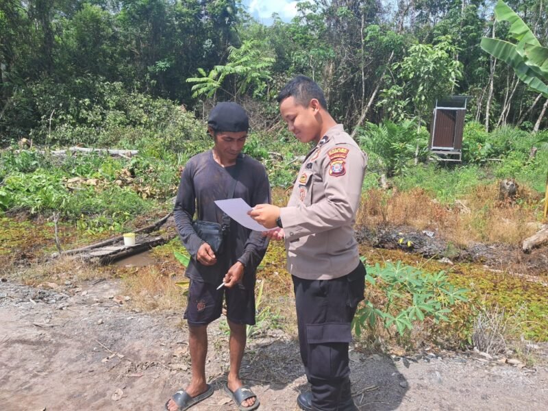 Personil Sat Binmas Polres Pulang Pisau memberikan himbauan dilarang membakar hutan dan lahan