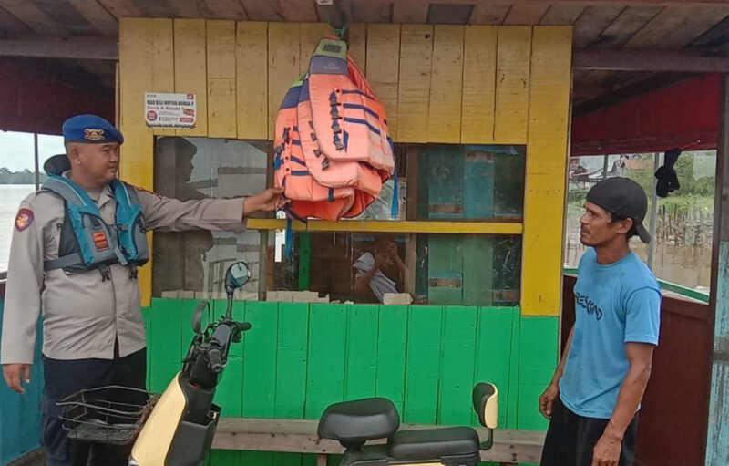 Satpolairud Polres Pulang Pisau Cek Perlengkapan Darurat di Kapal