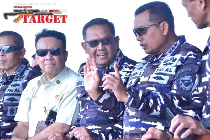 PANGKORMAR TINJAU GELADI BERSIH UPACARA PENGANUGERAHAN TANDA KEHORMATAN DAN SAILING PASS HUT KE-80 TNI