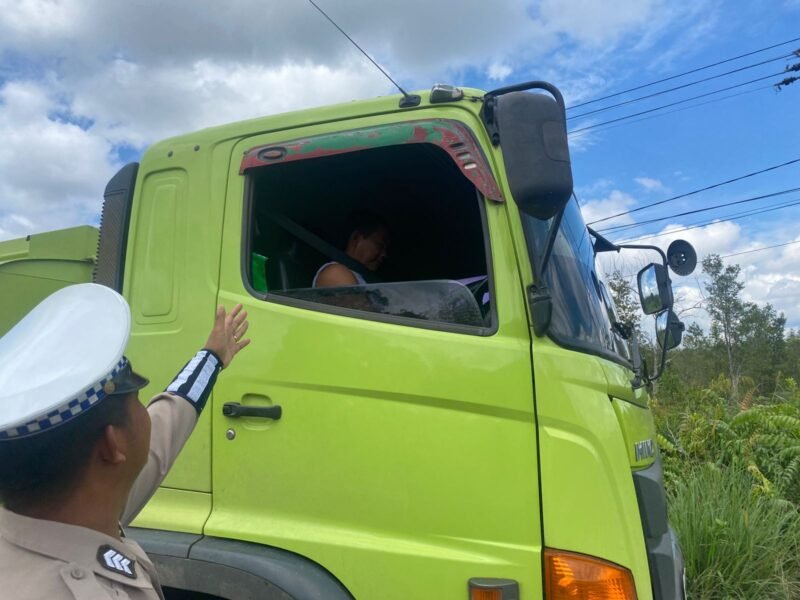 Satlantas Pulang Pisau Berikan Teguran Simpatik Kepada Pengemudi R4