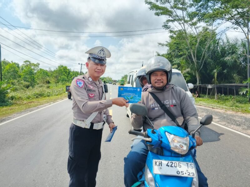 Personel Lantas Memberikan Himbauan Dan Pembagian Brosur Kamseltibcarlantas