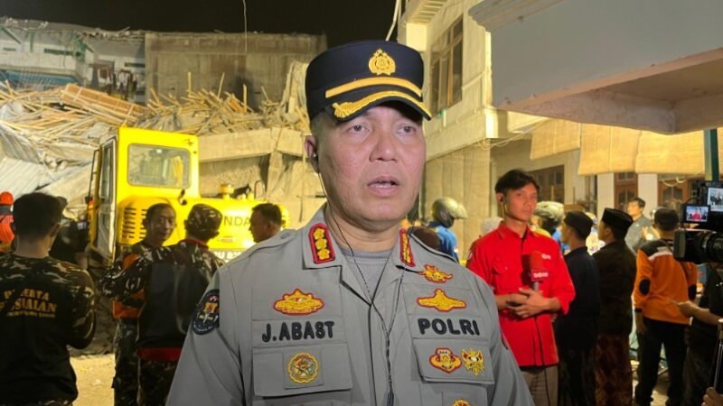 Polda Jatim Bantu Evakuasi Korban Runtuhnya Bangunan, Pesantren di Sidoarjo