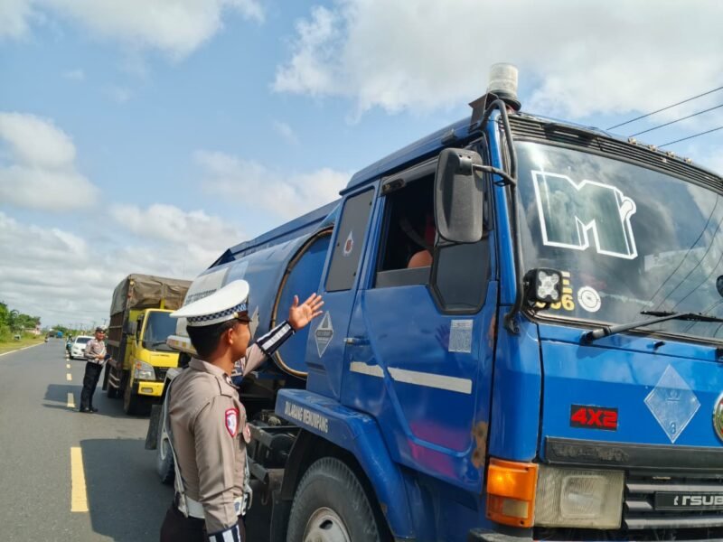 Anggota Satlantas Polres Pulang Pisau Memberi Teguran Kepada Pengemudi Yang Tidak Menggunakan Sabuk Pengaman dengan baik