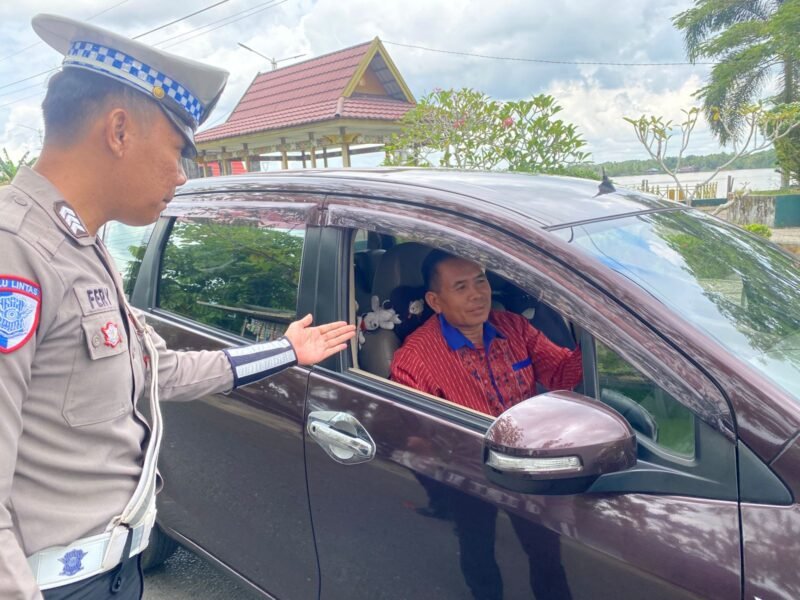 Satlantas Pulang Pisau Tegur Pengemudi Tanpa Sabuk Pengaman