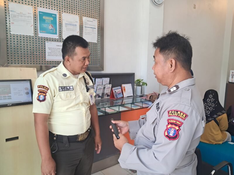 Kanit Binkamsa Sat Binmas Polres Pulang Pisau Sambangi Satpam kantor Bank BNI