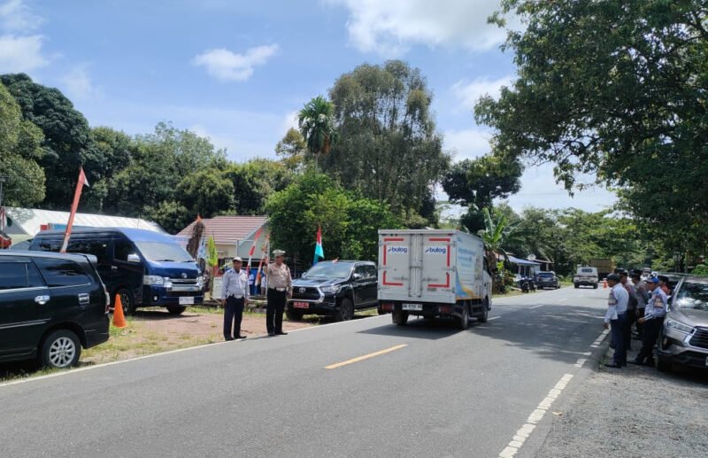 Sat Lantas Polres Pulang Pisau Amankan dan Atur Lalu Lintas Kunjungan Kerja Komisi IV DPR RI di Desa Garung