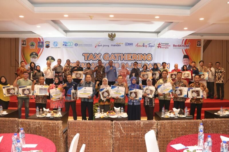 Pemkot Tegal Beri Penghargaan kepada Wajib Pajak Berprestasi