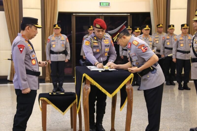 Kapolri Jenderal Polisi Drs. Listyo Sigit Prabowo, M.Si., memimpin upacara serah terima jabatan (sertijab)