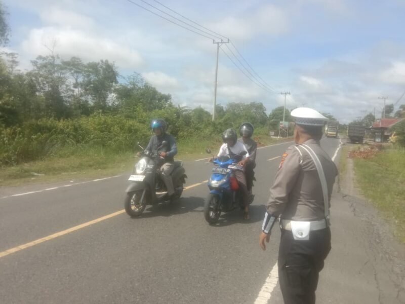 Sat Lantas Polres Pulang Pisau Berikan Himbauan Kamseltibcarlantas kepada Pengendara