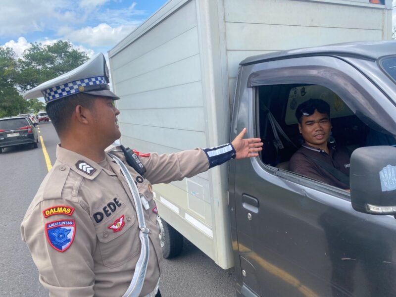 Satlantas Pulang Pisau Berikan Teguran Simpatik Kepada Pengemudi R4
