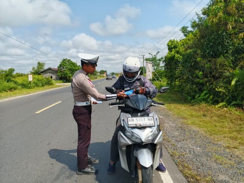 Satlantas Polres Pulang Pisau Bagikan Brosur Kamseltibcarlantas kepada Pengendara