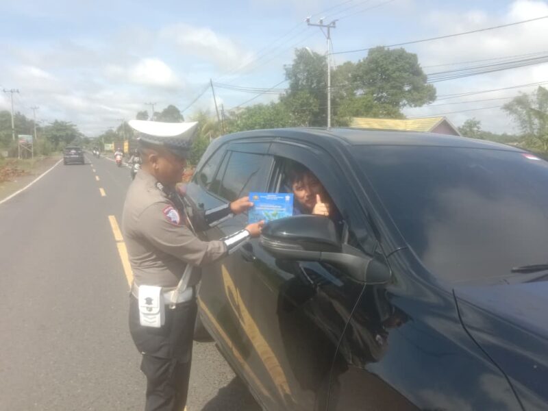 Personel Lantas Memberikan Himbauan Dan Pembagian Brosur Kamseltibcarlantas
