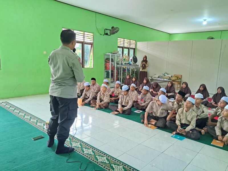 Cegah Judi Online di Kalangan Pelajar Personel Sat Binmas Polres Pulang Pisau Lakukan Pembinaan Di Sekolah.