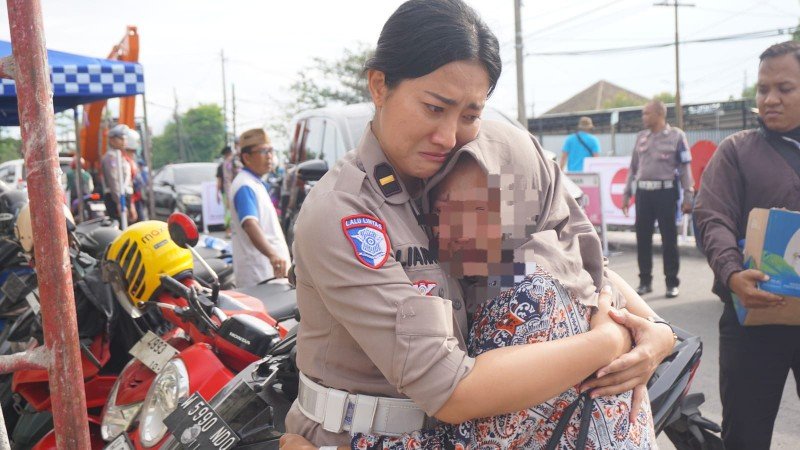 Polwan Polresta Sidoarjo Beri Pendampingan Keluarga Korban, di Ponpes Al Khoziny